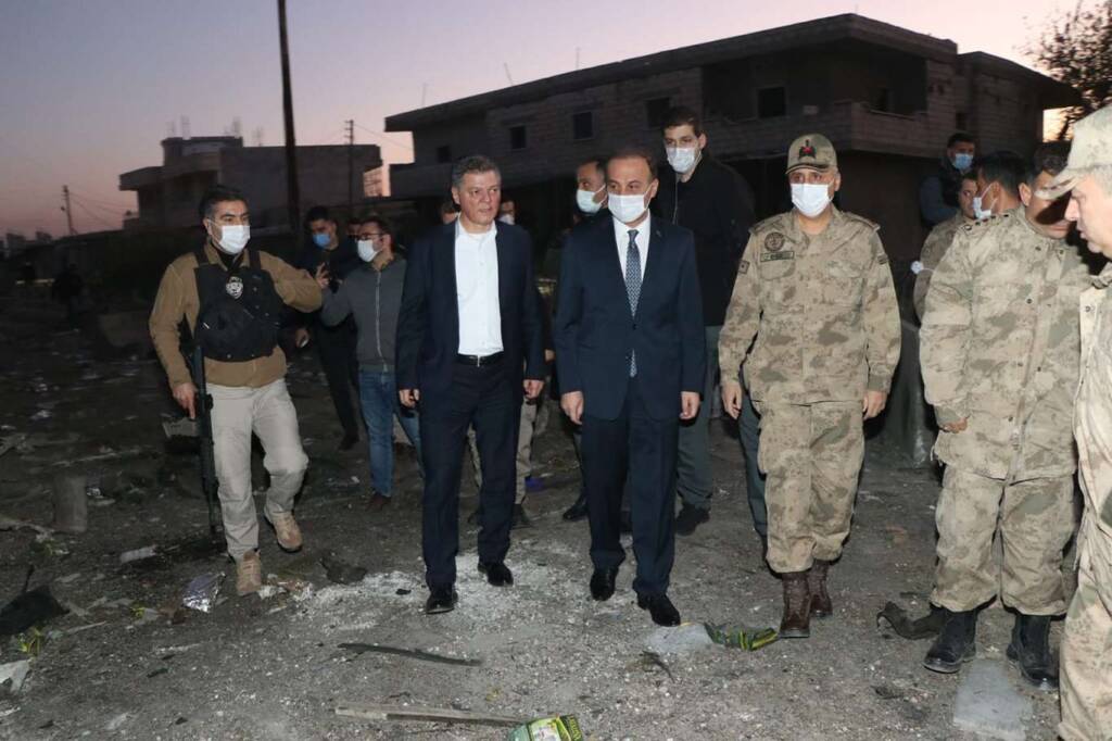 Vali Erin, Resulayn’da bombalı saldırının yapıldığı yerde incelemelerde bulundu