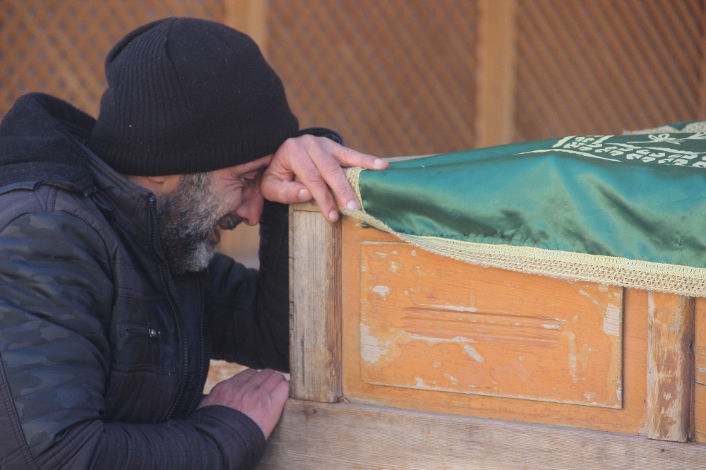Şanlıurfa’da 22 yıl sırtında gezdirdiği annesinin bu defa tabutunu sırtladı