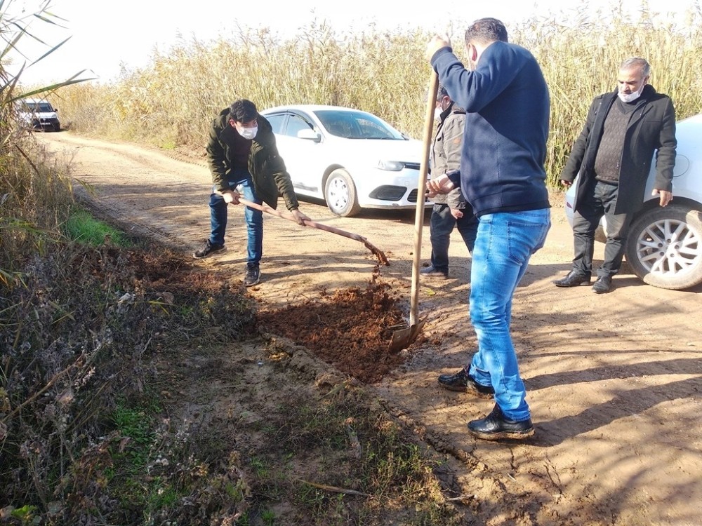 Şanlıurfa’da Bozuk yolu kazma ve kürekle düzeltmeye çalıştılar