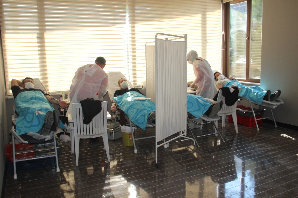 Şanlıurfa’da Evden çıkamadılar site bahçesinde kan bağışında bulundular