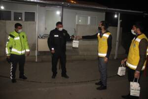 Şanlıurfa’da görevi başındaki polislere tatlı ikramı