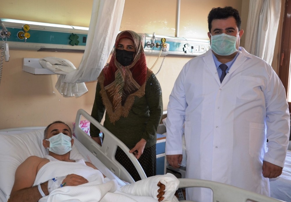 Şanlıurfa’da İş makinesine kolunu kaptıran işçinin kopan kolu yerine dikildi