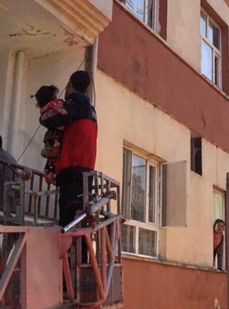 Şanlıurfa’da Mahsur kalan çocuk kurtarıldı