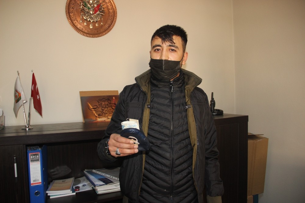 Şanlıurfa’da Otobüste bulduğu parayı yetkililere ulaştırdı