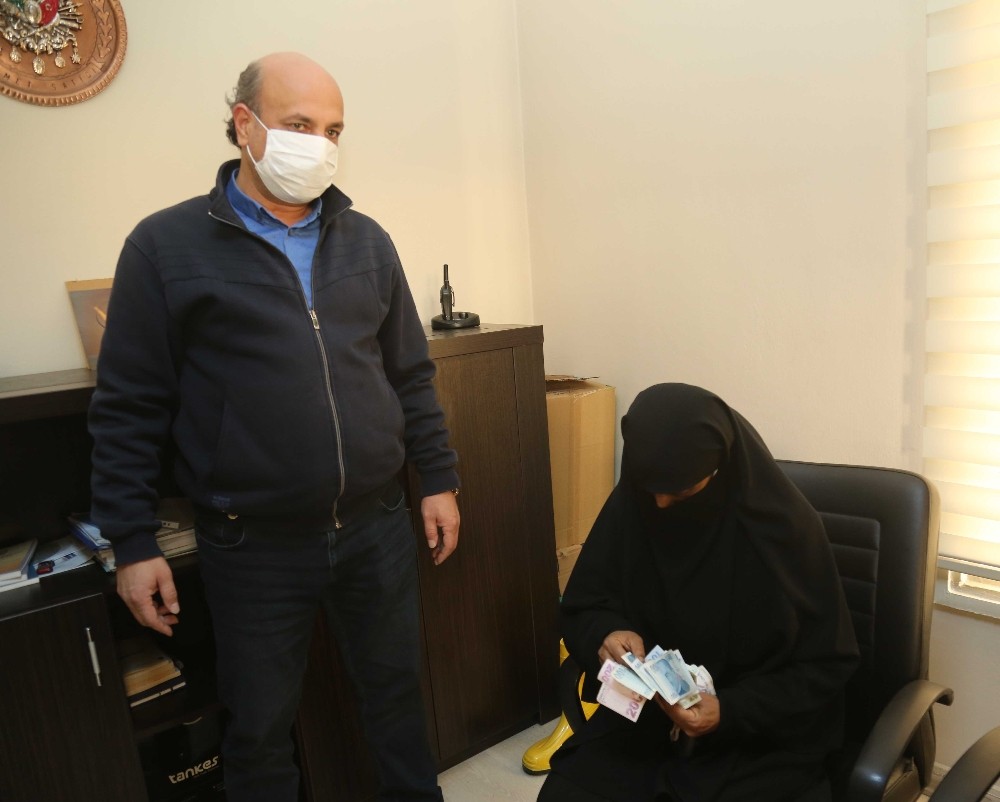 Şanlıurfa’da Otobüste bulunan para dolu cüzdan sahibine teslim edildi