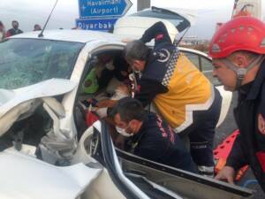 Şanlıurfa’da Otomobil bariyerlere çarptı: 2 yaralı