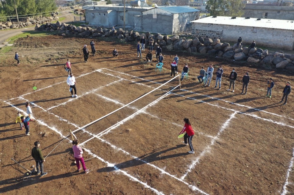 Şanlıurfa’da Tenisle tanışan köylüler yöresel kıyafetlerle raket sallıyor