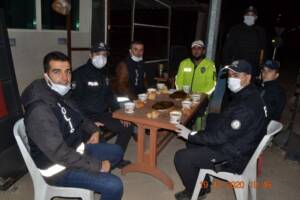 Sınır ilçesinde uygulama yapan polislere çorba ikramı