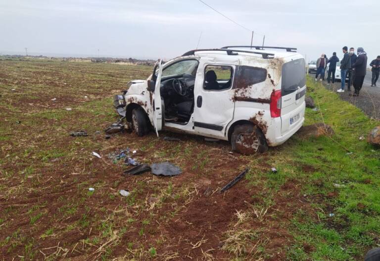 Siverek’te ticari araç takla attı: 2 yaralı