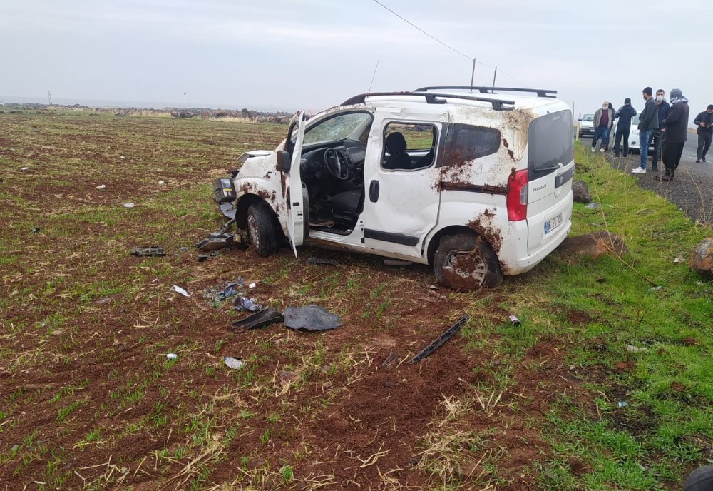 Siverek’te ticari araç takla attı: 2 yaralı