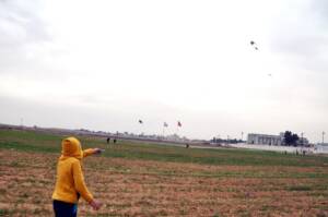 Sokağa çıkma kısıtlamasında Suriye sınırında uçurtma keyfi