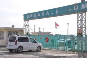 Suriye sınırında yetişkinler yasağa uydu, çocuklar çiğ köfte partisi yaptı