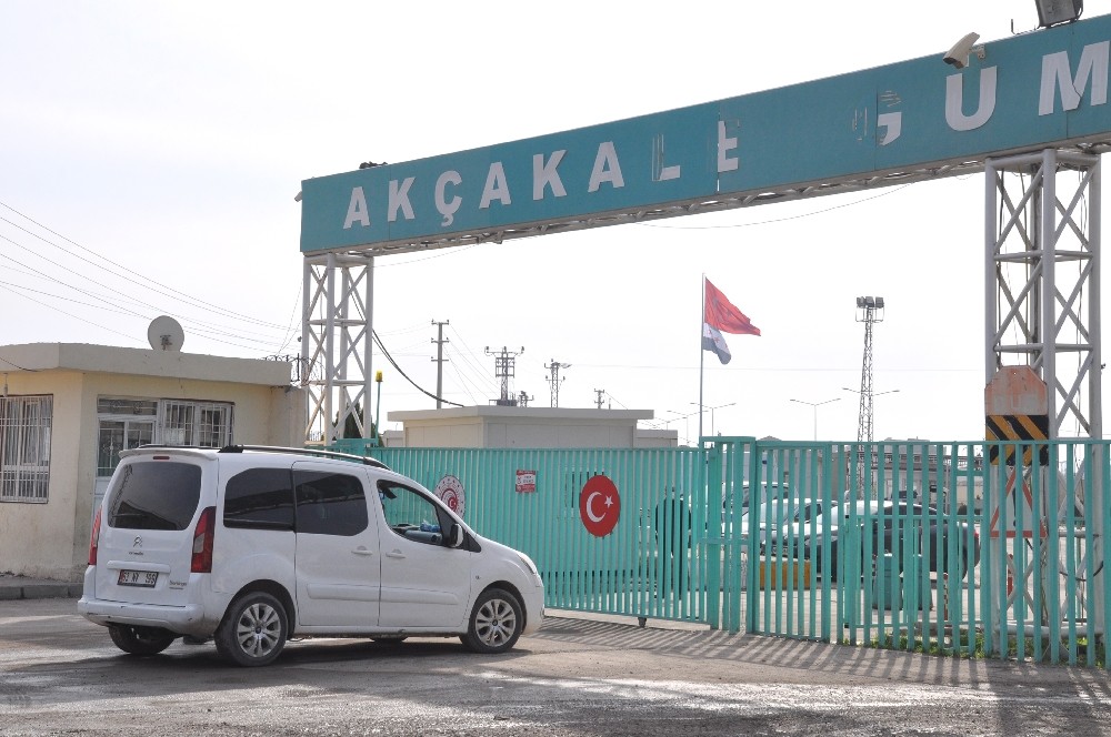 Suriye sınırında yetişkinler yasağa uydu, çocuklar çiğ köfte partisi yaptı