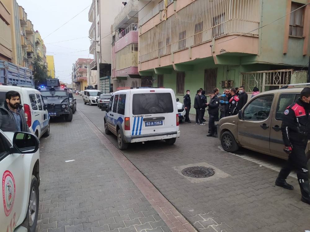 Tartışmaya müdahale eden 2 polis bıçaklandı