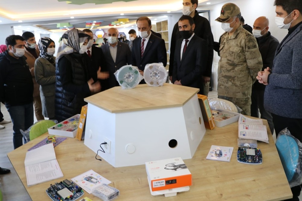 Vali Erin Viranşehir STEM akademisini ziyaret etti