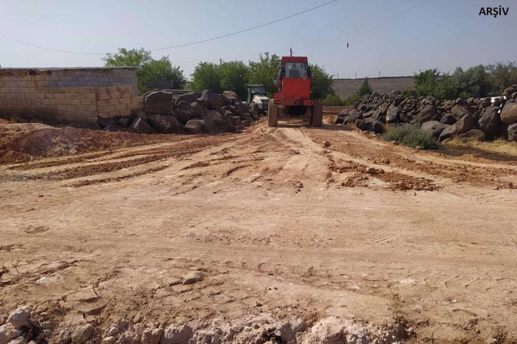 Viranşehir’in kırsal mahallelerde stabilize yol çalışmaları devam ediyor