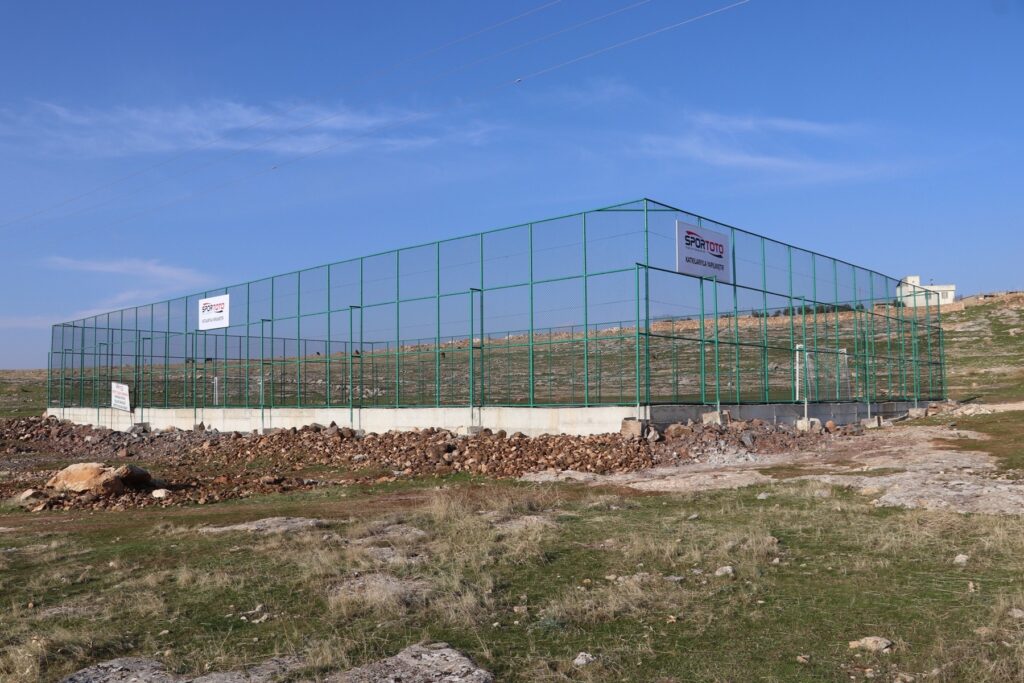 Karaköprü’de sentetik çim saha hizmete girdi