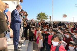 Akçakale’ de öğrencilere temizlik seti desteği