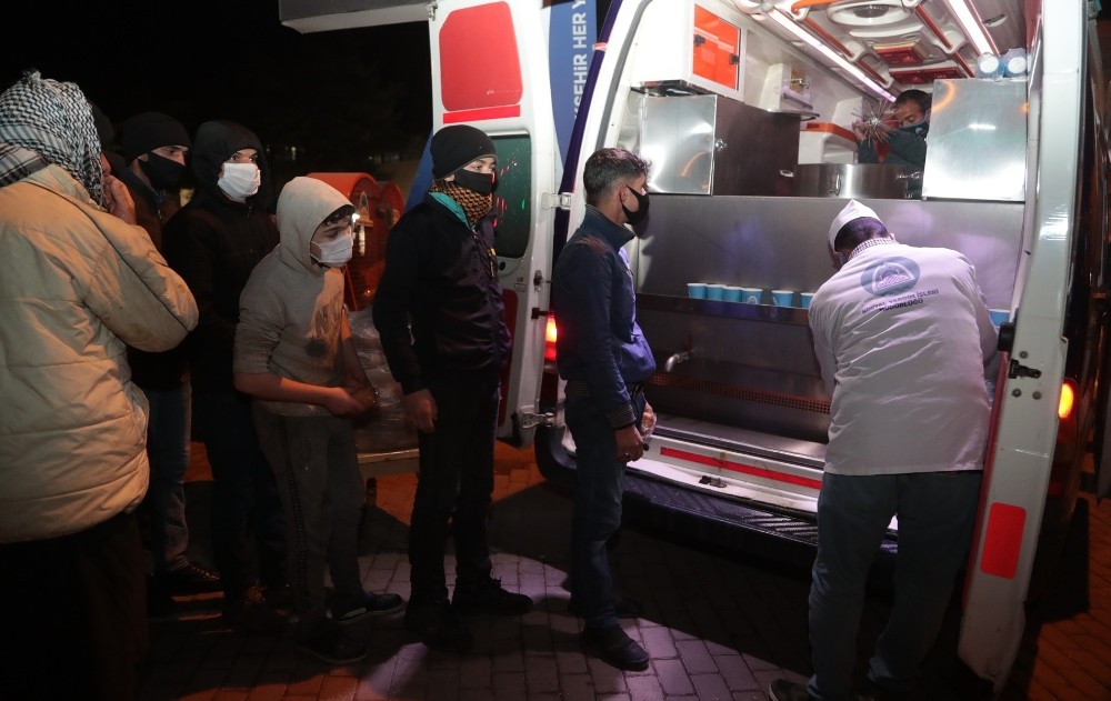 Eyyübiye’de mobil araç ile çorba dağıtımını