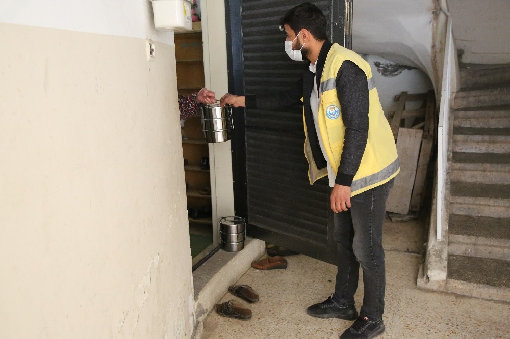 Haliliye’de ihtiyaç sahiplerine sıcak yemek dağıtımı