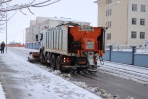 Karaköprü’de karla mücadele çalışmaları gün boyunca sürdü