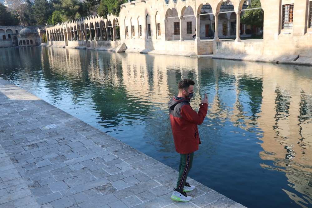Kısıtlamadan muaf olanlar Balıklıgöl’de sessizliğin tadını çıkardı