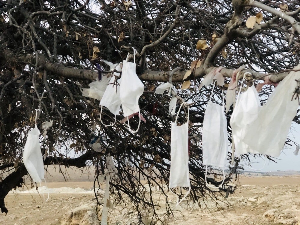 Şanlıurfa’da Ağaca çaput yerine maske bağlandı