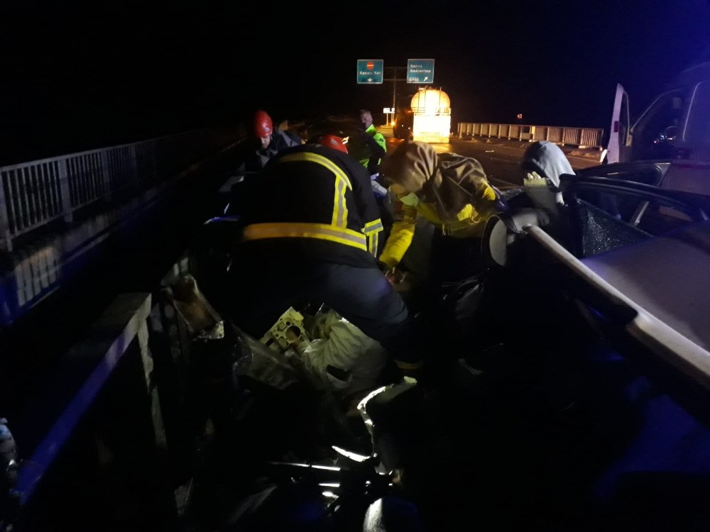 Şanlıurfa’da bariyerlere çarpan otomobilin sürücüsü öldü