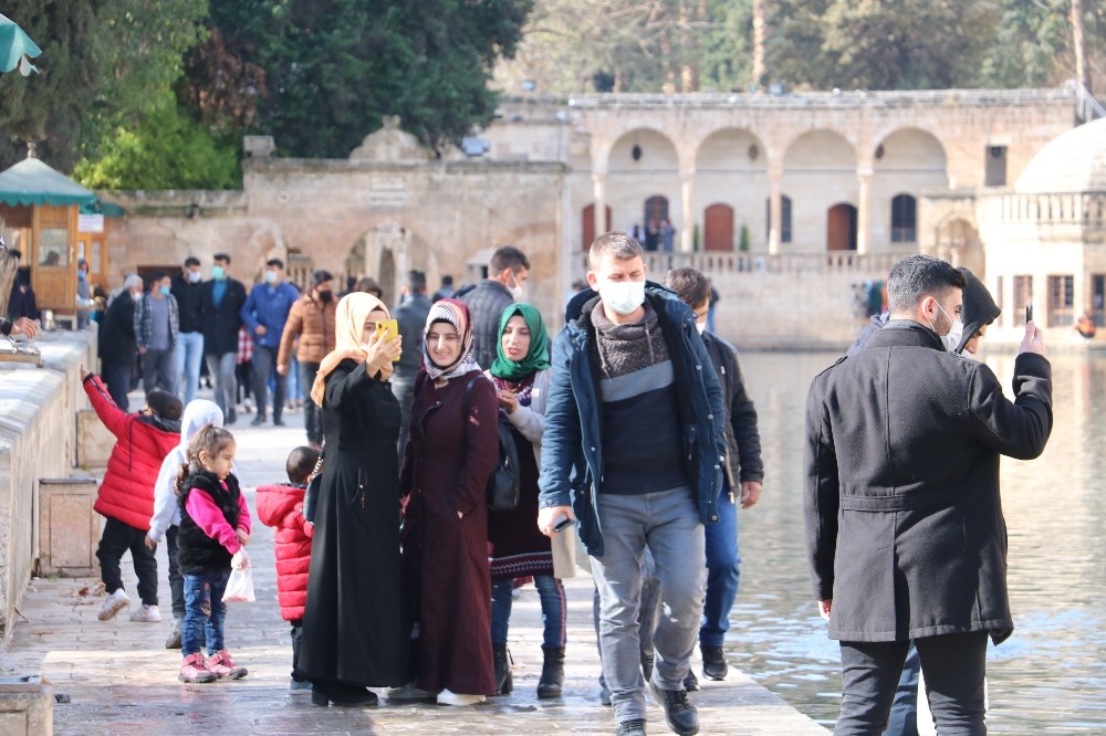 Şanlıurfa’da güneşli hava koronayı unutturdu