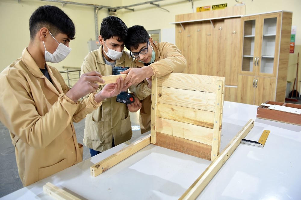 Şanlıurfa’da Hurda ahşap atıklar, öğrencilerin elleriyle mobilyaya dönüşüyor