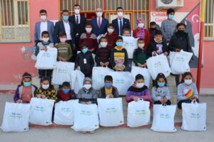 Şanlıurfa’da İhtiyaç sahibi öğrencilere kışlık giyecek desteği