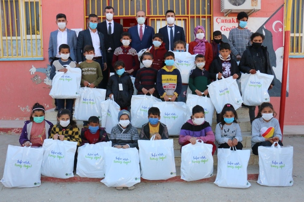 Şanlıurfa’da İhtiyaç sahibi öğrencilere kışlık giyecek desteği