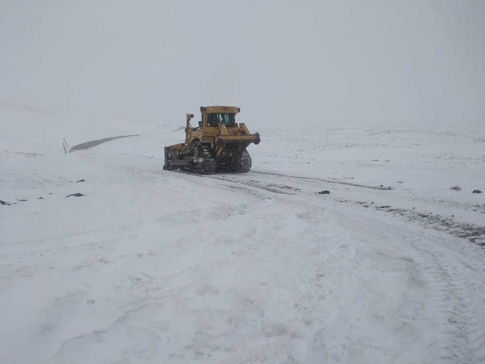 Şanlıurfa’da karla mücadele çalışmaları sürüyor