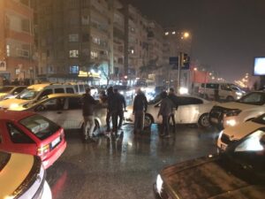 Şanlıurfa’da Kısıtlama öncesi trafikte gerginlik, sürücüler sopaları çıkarttı