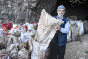 Şanlıurfa’da Mağaradan yarasa gübresi çıkartarak satıyor