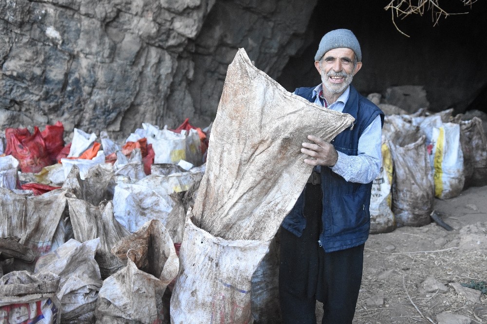 Şanlıurfa’da Mağaradan yarasa gübresi çıkartarak satıyor