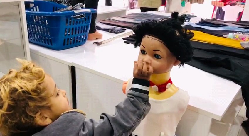 Şanlıurfa’da Suriyeli miniğin kekini cansız mankenle paylaşması yürekleri ısıttı