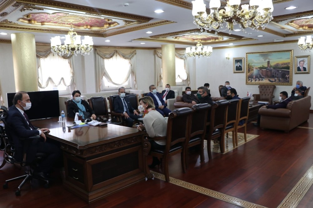 Vali Erin vatandaşlarla bir araya geldi