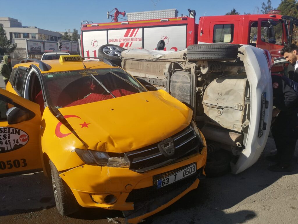 Şanlıurfa’da 2 otomobil kafa kafaya çarpıştı 2 yaralı