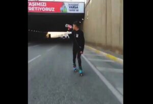 Şanlıurfa’da bir kişi patenle son sürat trafikte ilerledi