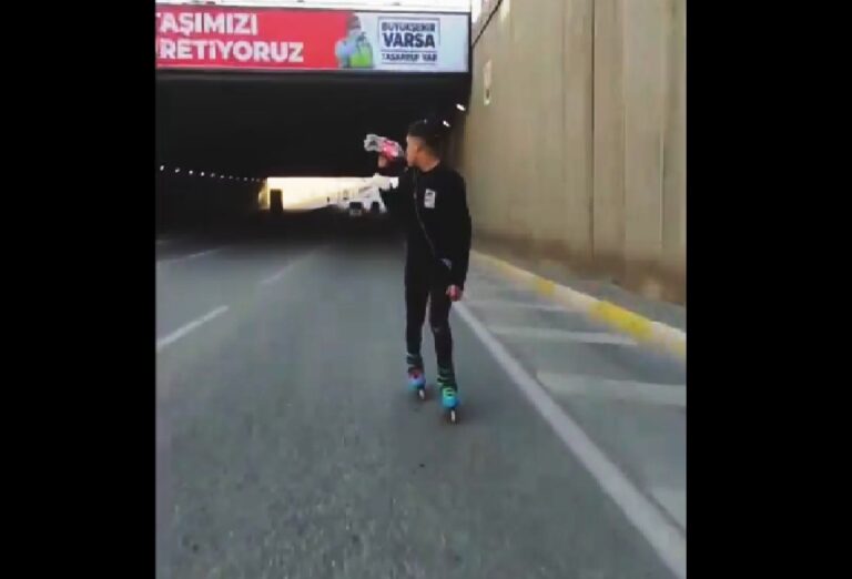 Şanlıurfa’da bir kişi patenle son sürat trafikte ilerledi