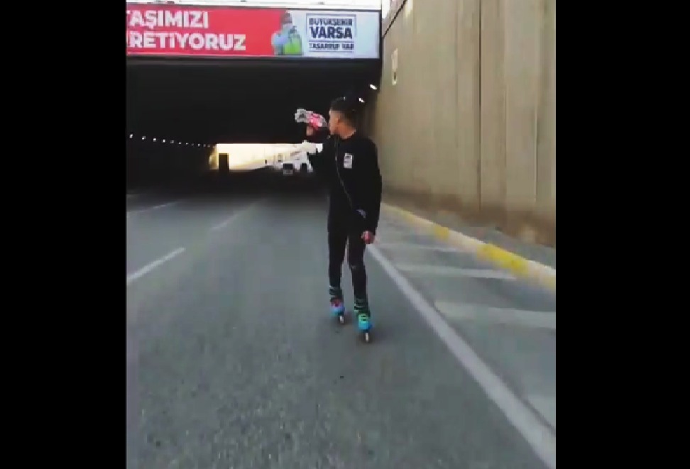 Şanlıurfa’da bir kişi patenle son sürat trafikte ilerledi