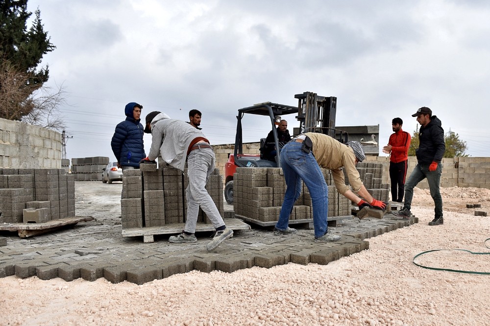 Ceylanpınar’da kilitli parke döşeme çalışmaları sürüyor