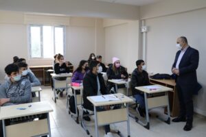 Gençlik merkezindeki kursiyerleri ziyaret etti