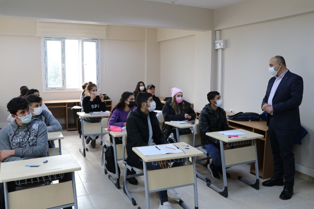 Gençlik merkezindeki kursiyerleri ziyaret etti