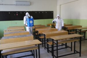 Haliliye’de okulları dezenfekte ediyor