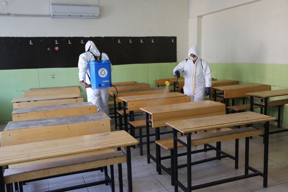 Haliliye’de okulları dezenfekte ediyor