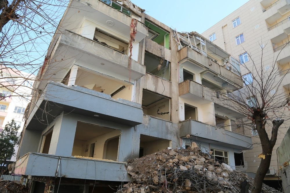 Haliliye’de riskli ve metruk yapılar yıkılıyor