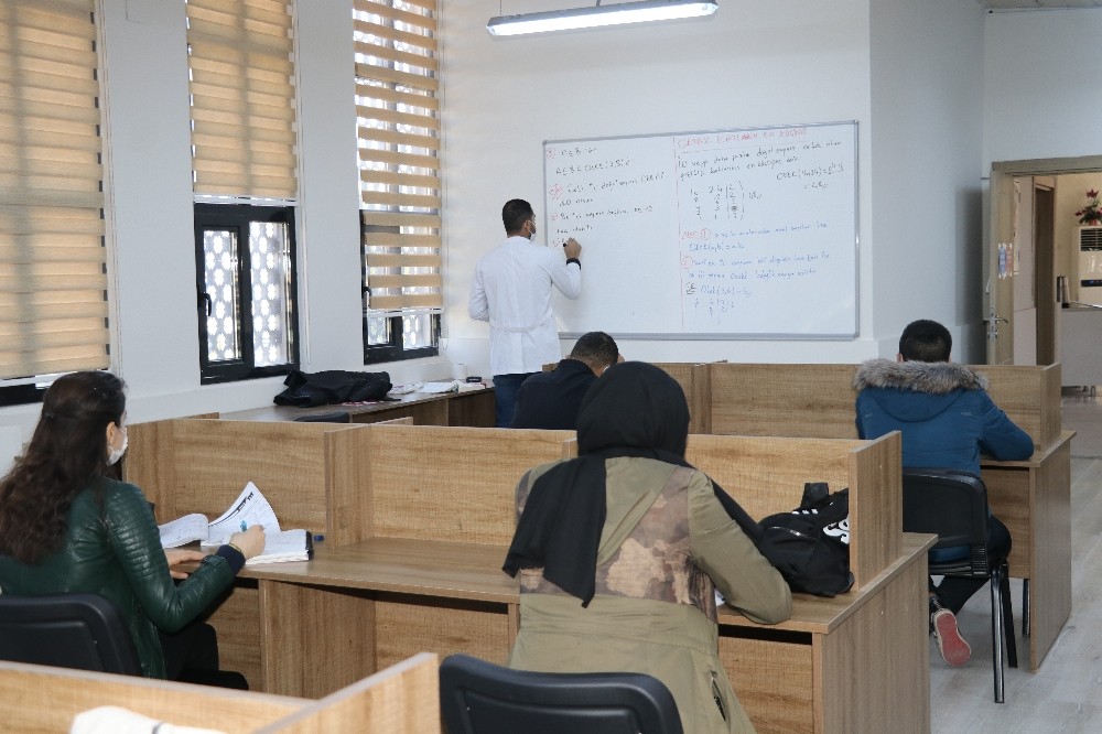 Karaköprü’de öğrencilere matematik kursu veriliyor