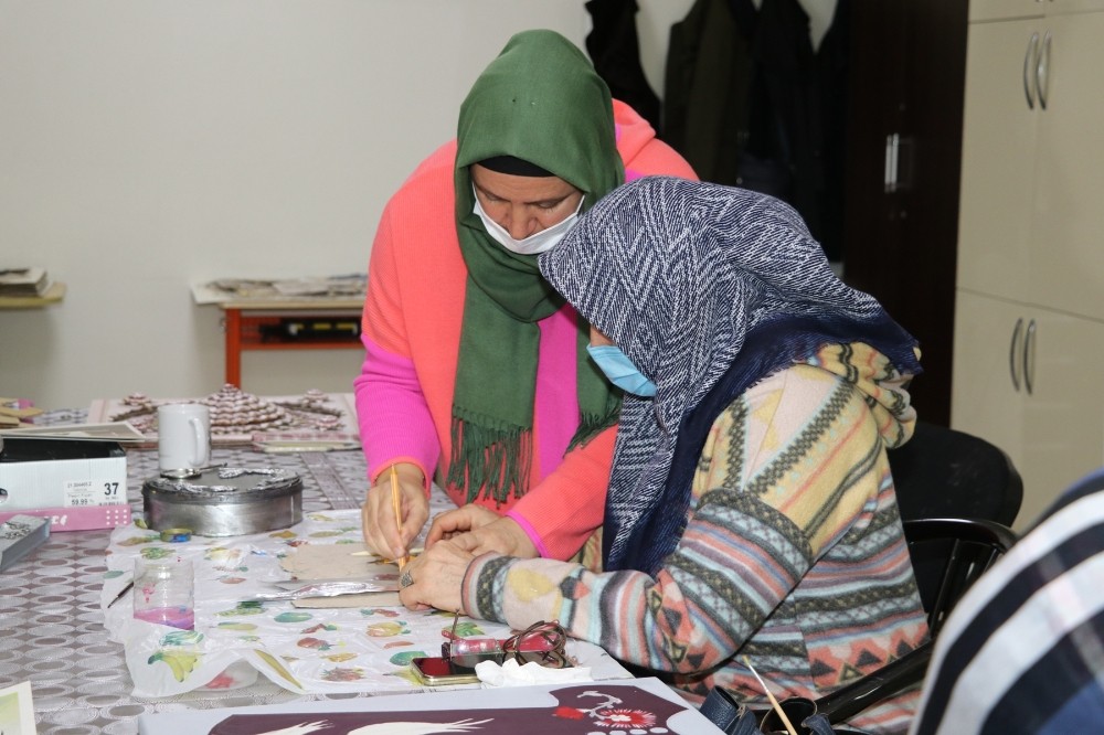 Karamek kurslarında kadınlar meslek öğreniyor